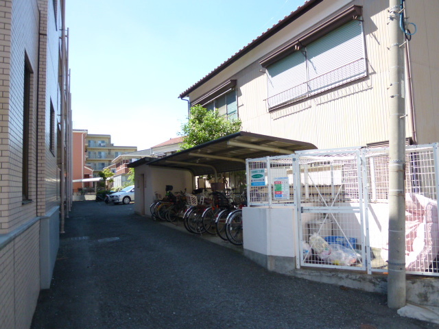 その他共有部分　駐輪場。奥が駐車場です。