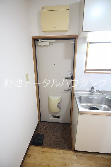 東急田園都市線 三軒茶屋駅 徒歩10分 2階建 築23年の玄関写真
