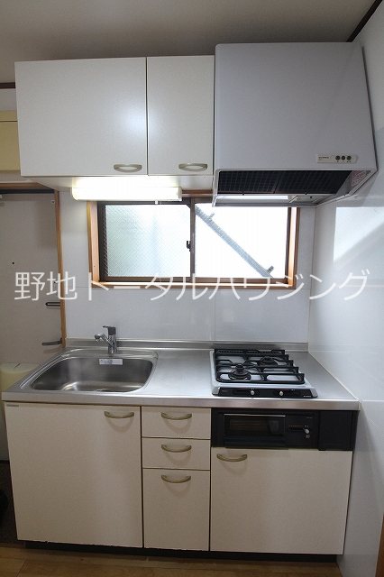 東急田園都市線 三軒茶屋駅 徒歩10分 2階建 築23年のキッチン写真