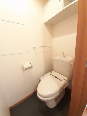 トイレ　落ち着いた色調のトイレです