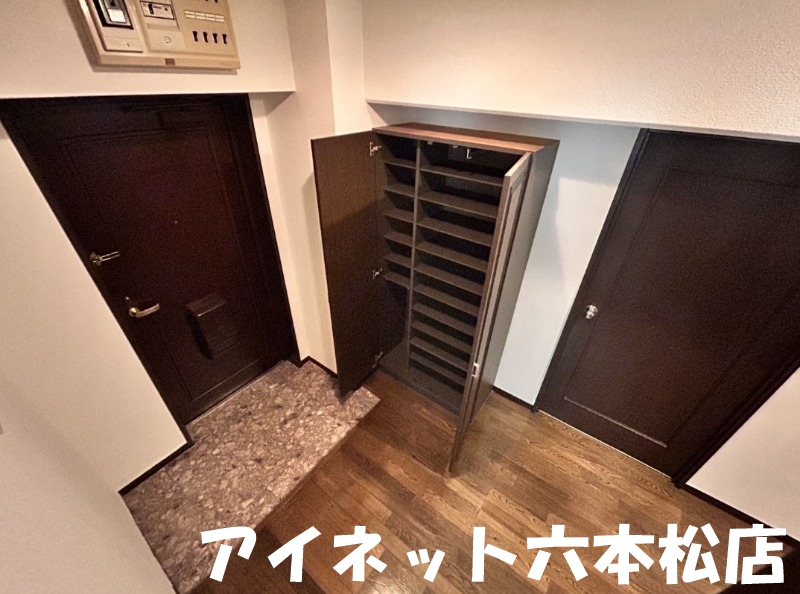 玄関　玄関収納もございます。
