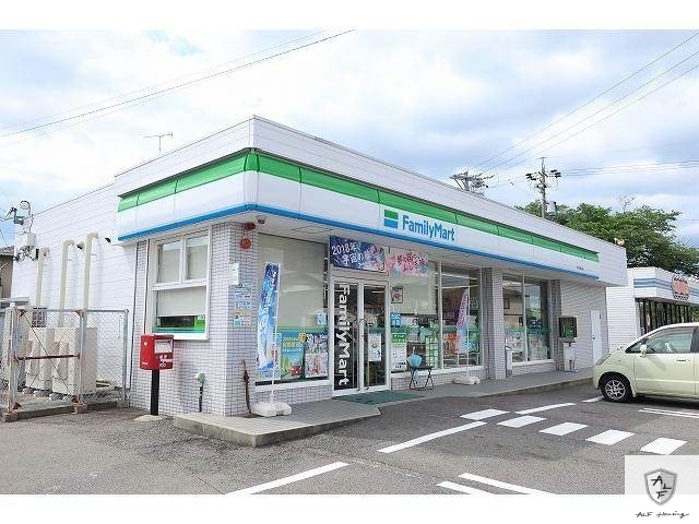 コンビニ　ファミリーマート可児梅白店（コンビニ）まで829m