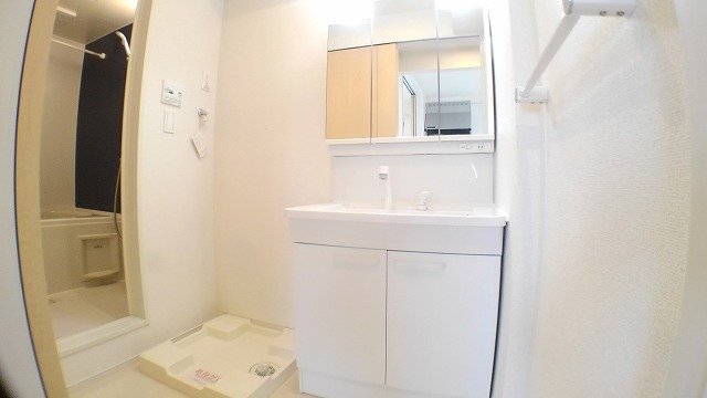 洗面設備　明るい洗面所です