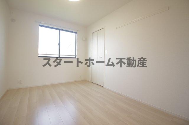 その他部屋・スペース　開放的な寝室です