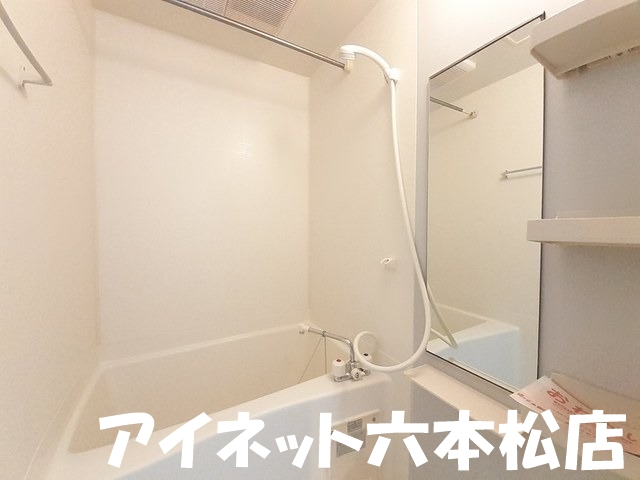 バス・シャワールーム　一日の疲れを流しましょう。