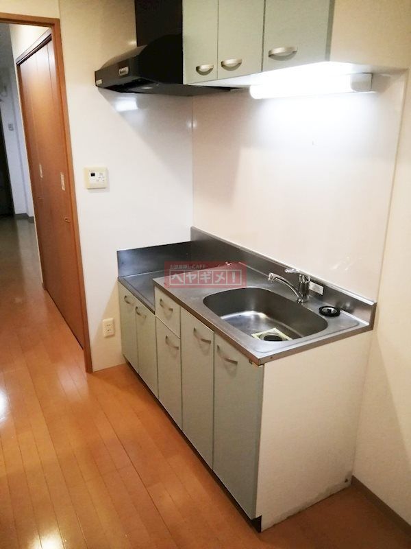 キッチン　反転タイプの参考写真／同建物参考写真