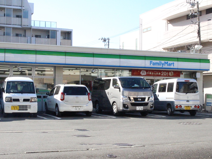 コンビニ　ファミリーマート（コンビニ）まで296m
