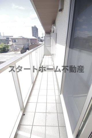 バルコニー　外からの目が気にならないバルコニーで洗濯物が干せます