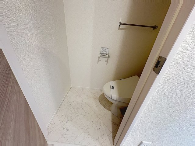 トイレ　掲載写真は同型モデルを掲載しており実際のお部屋と仕様等が異な