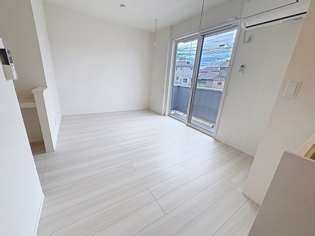 居室・リビング　掲載写真は同型モデルを掲載しており実際のお部屋と仕様等が異な