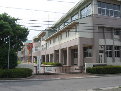 中学校　下野市立南河内第二中学校（中学校）まで688m