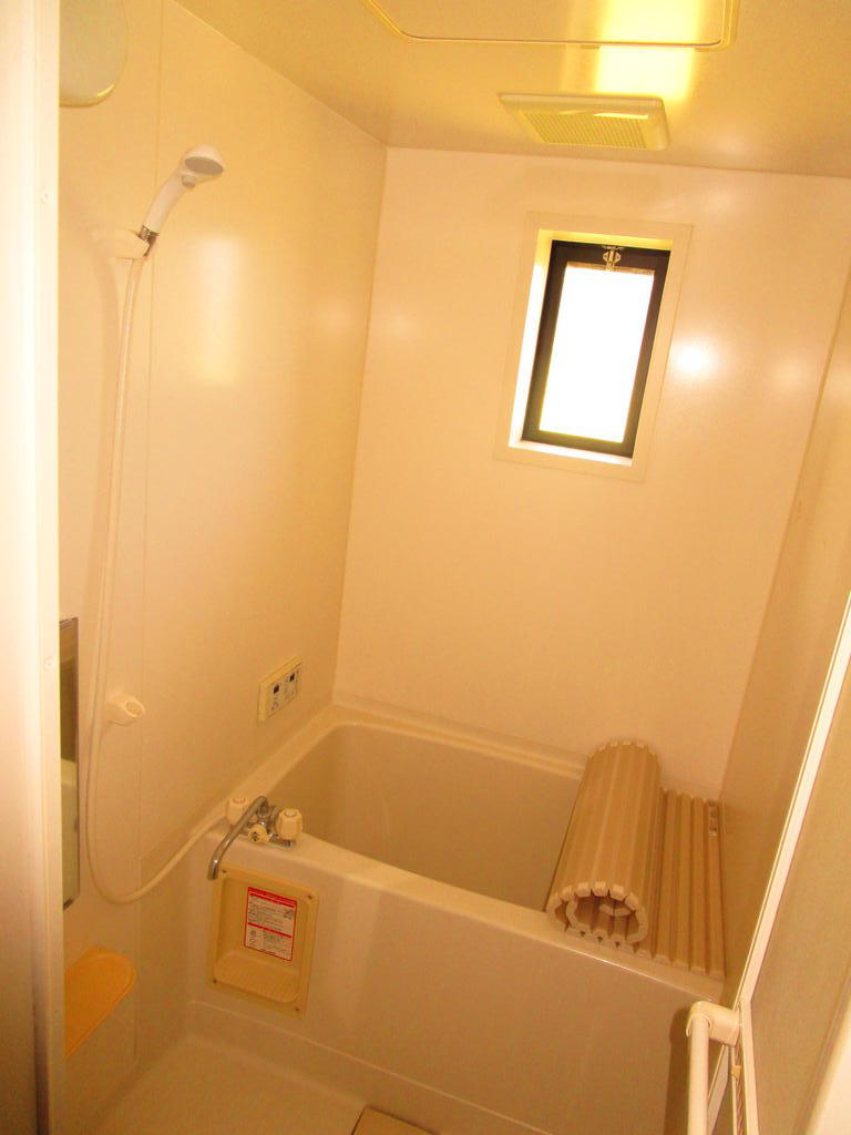 バス・シャワールーム　お風呂にも窓があるので、換気・採光に良い追い焚き付♪