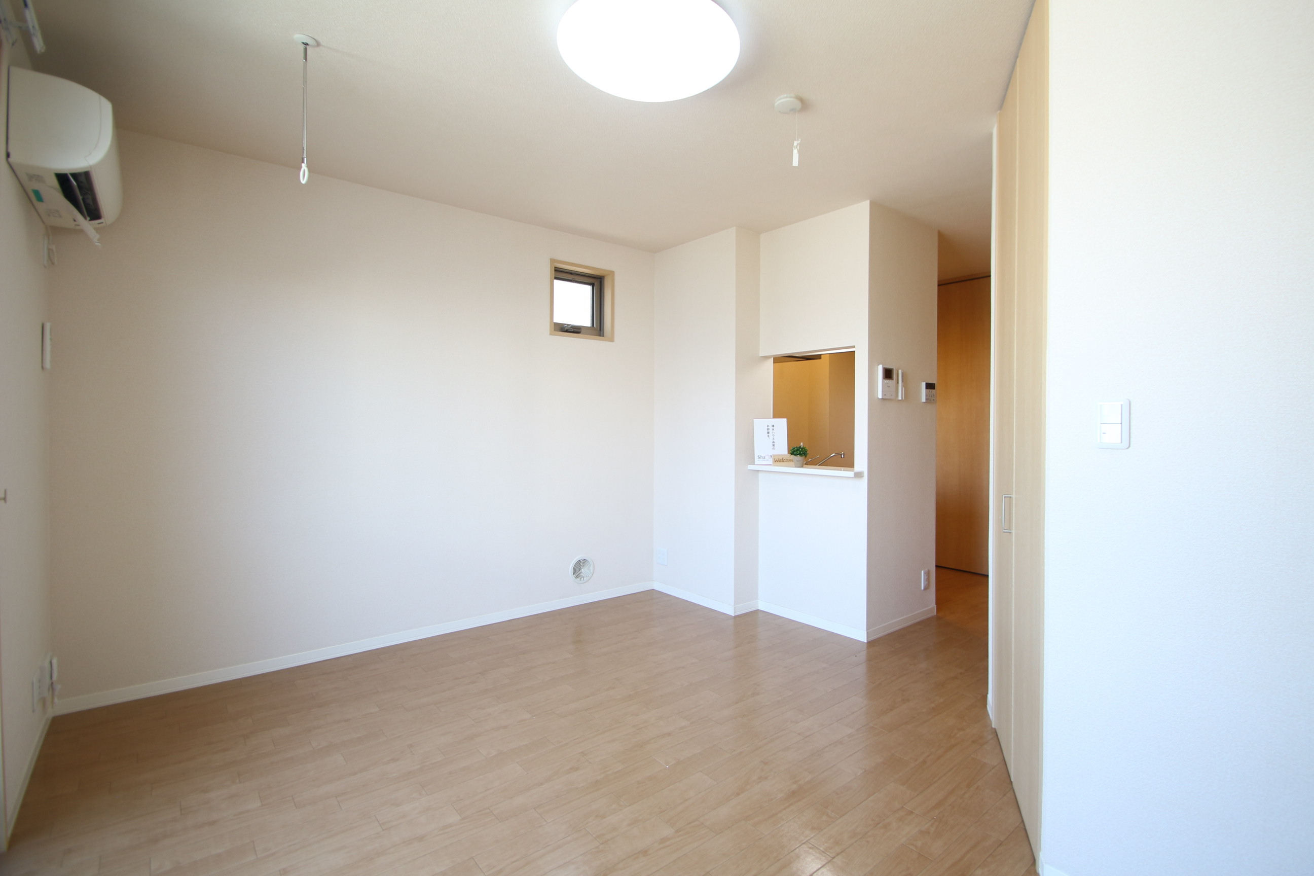 居室・リビング　角部屋だから二面採光。照明付き。