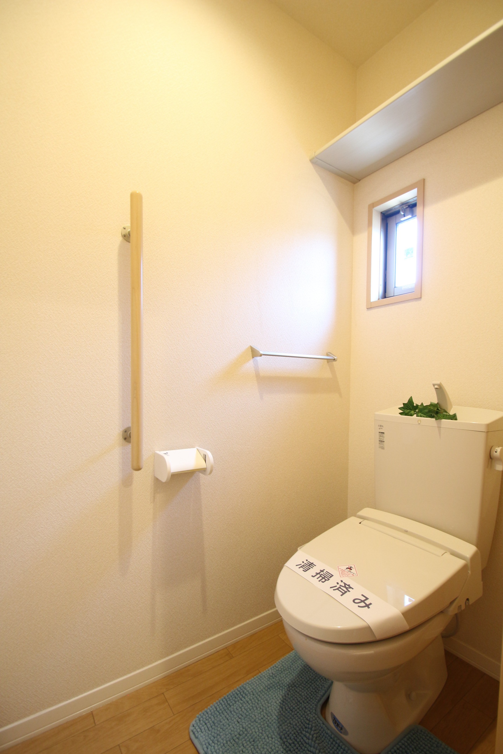 トイレ　お尻に優しいシャワートイレ。棚と窓が嬉しい。