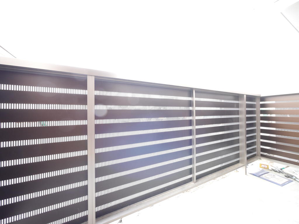 バルコニー　目隠しと風通しを両立するバルコニー。