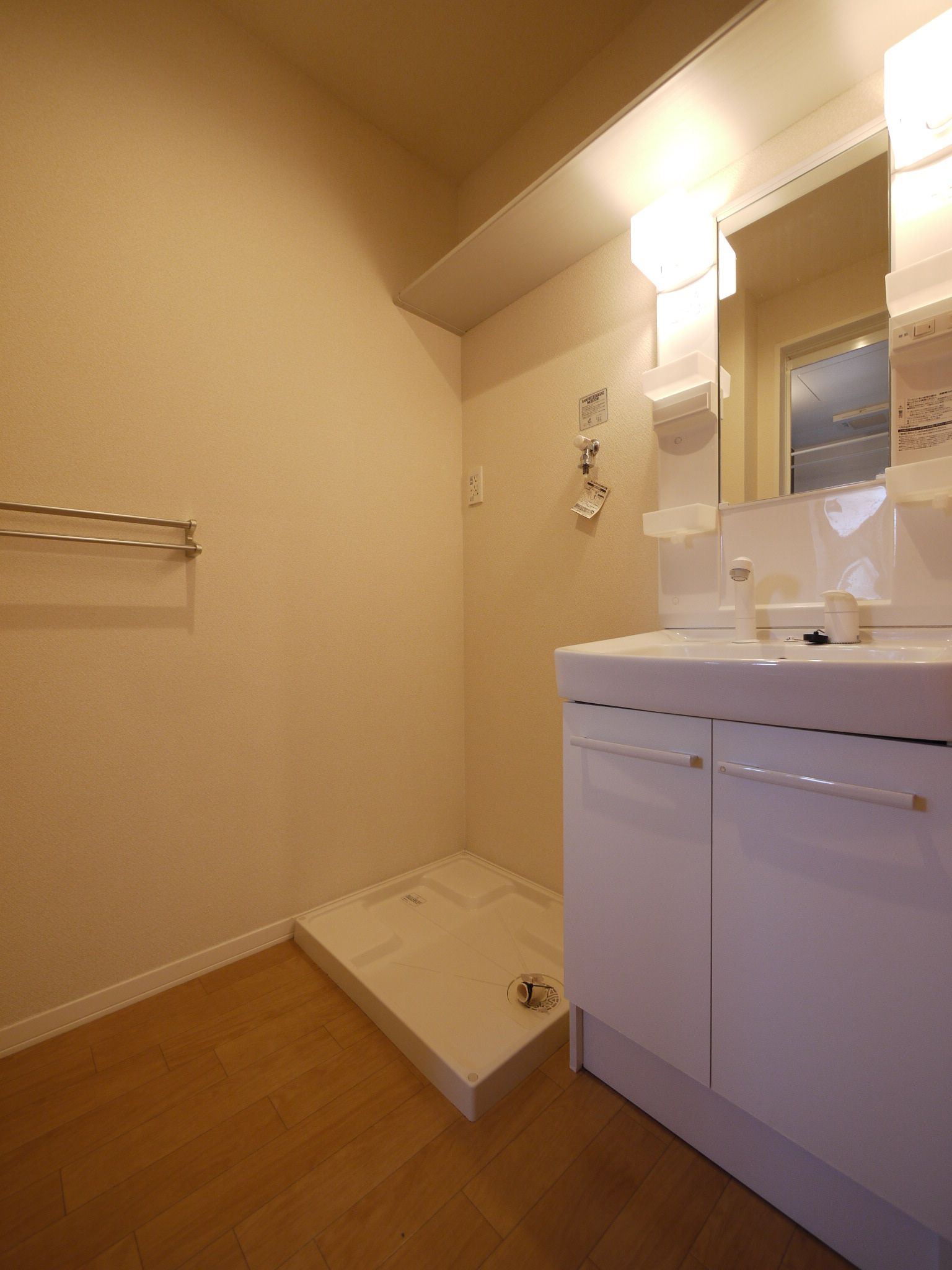 洗面設備　もちろんシャンプードレッサー。棚も便利。