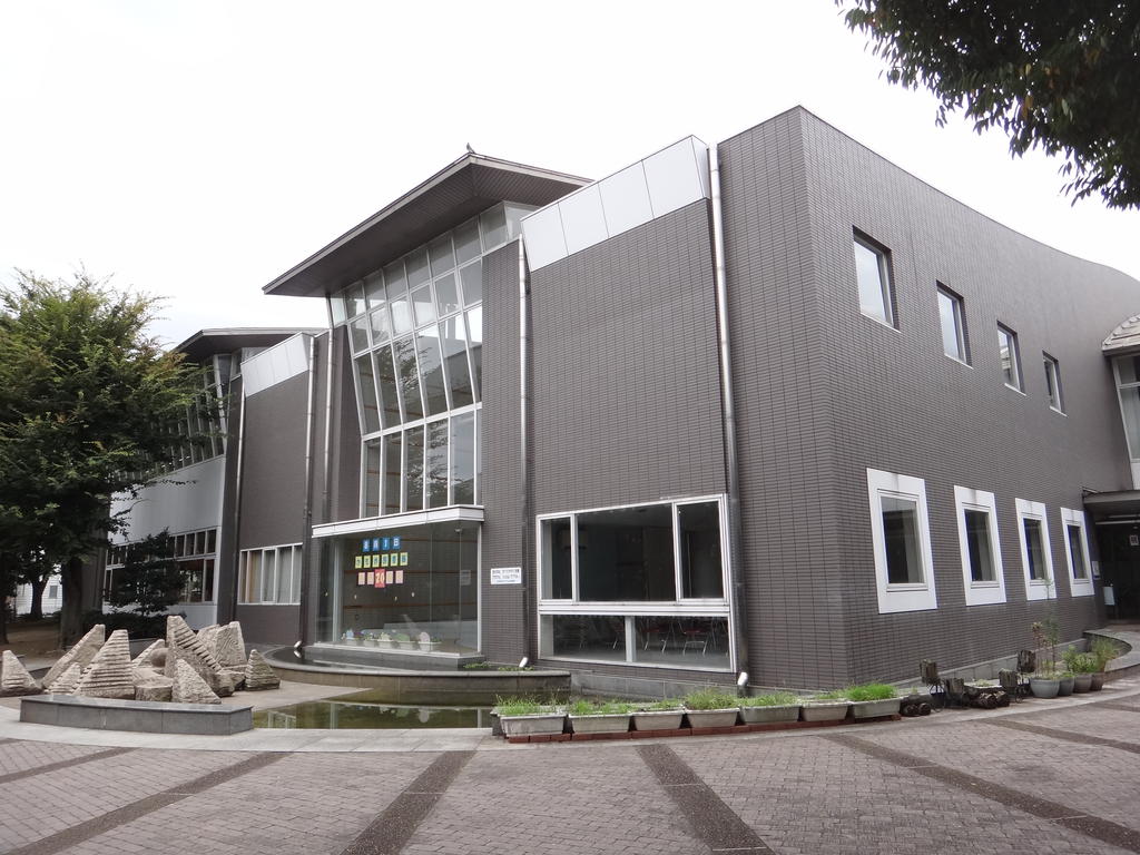 図書館　かもめ図書館（図書館）まで590m