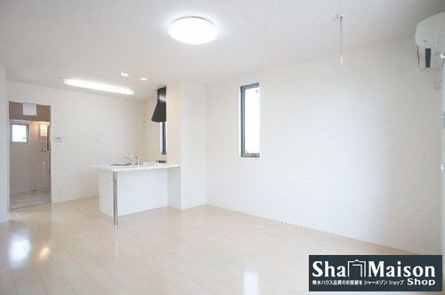 居室・リビング　明るい色の床材とあいまって、快適なコミュニケーション空間