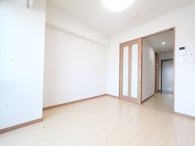 居室・リビング　洋室6.4帖　エアコン完備　バルコニーに面しています