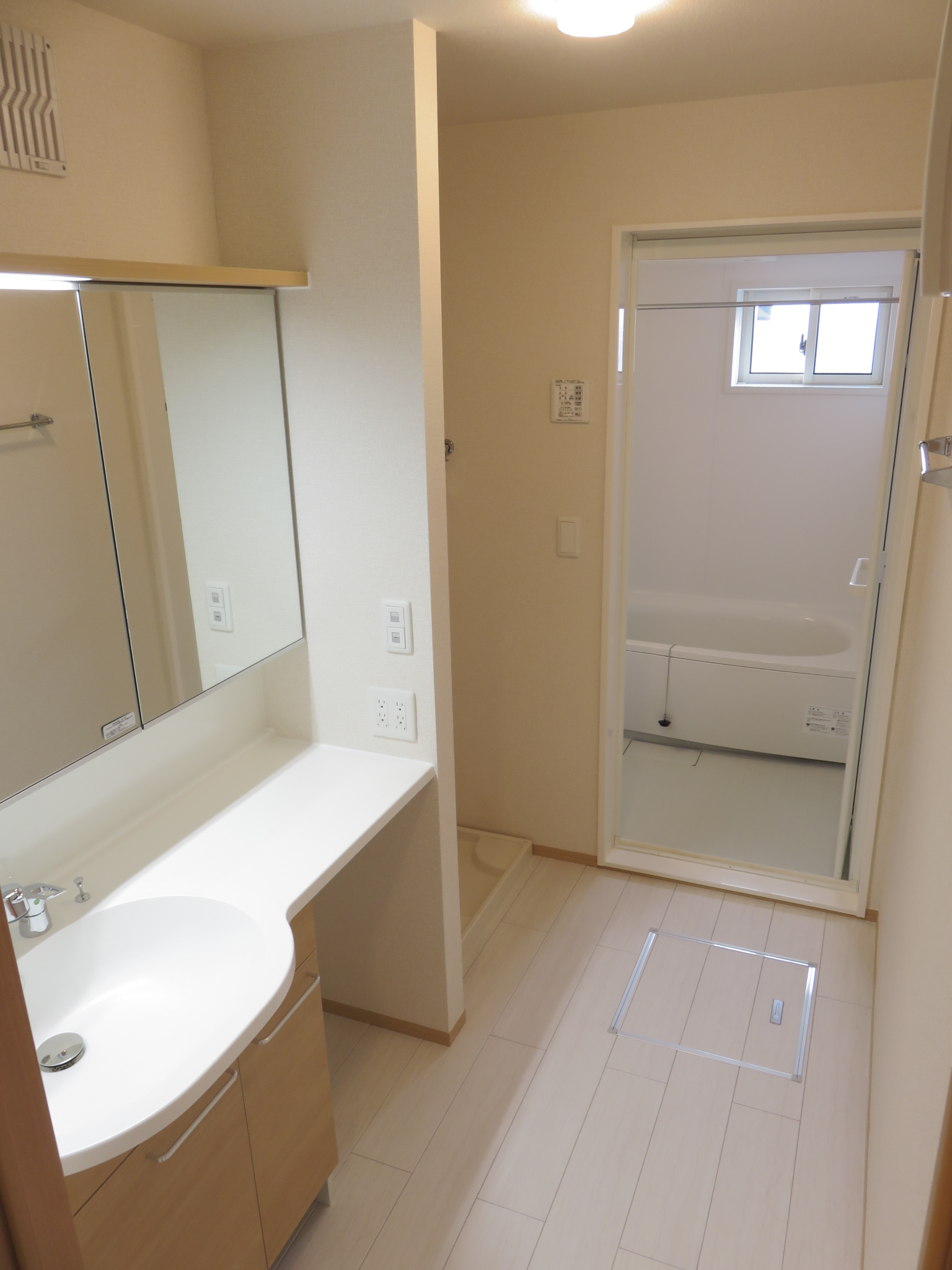 洗面設備　鏡一面張りの大きな洗面台