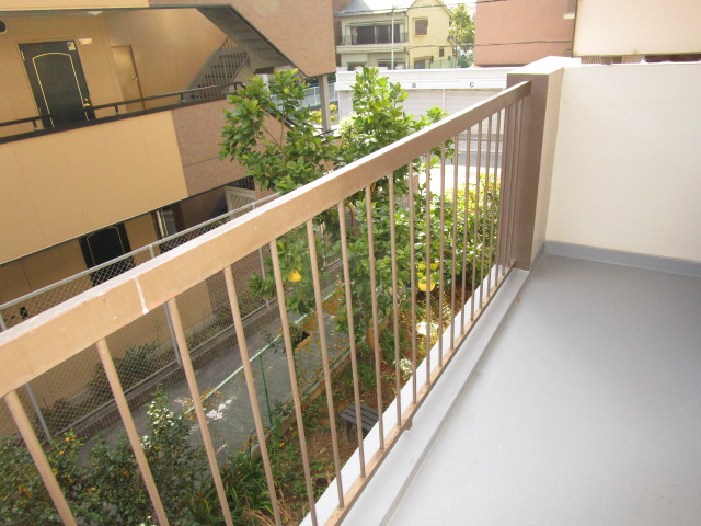 【柴本マンションのバルコニー】
