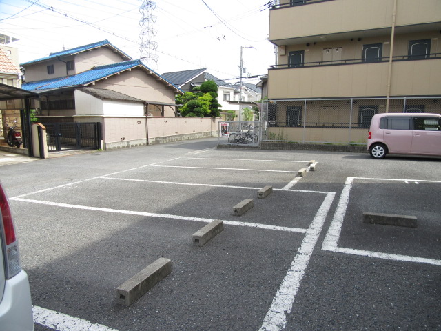 【柴本マンションの駐車場】