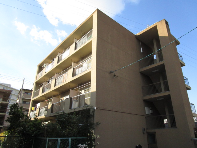 【柴本マンションの建物外観】