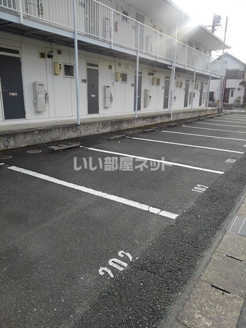 【新城市平井のアパートの駐車場】