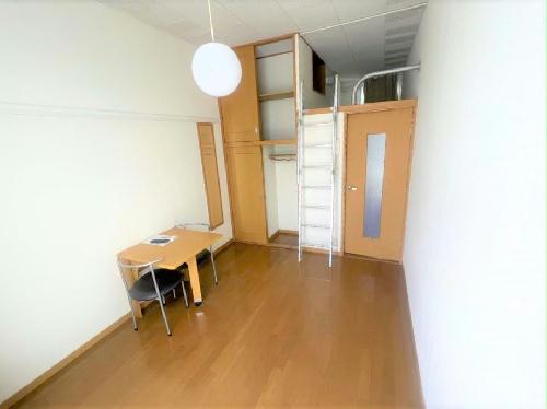 居室・リビング　ワイドな窓にて明るいお部屋