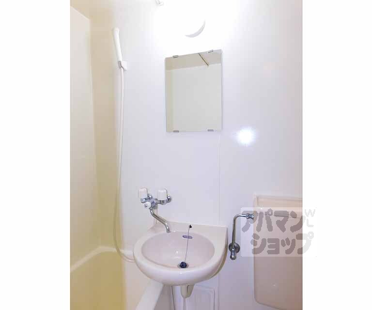 洗面設備　鏡付の洗面所です。