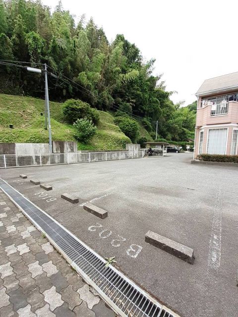 【府中市用土町のアパートの駐車場】