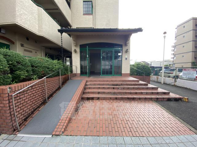 【京都市伏見区深草南蓮池町のマンションのエントランス】