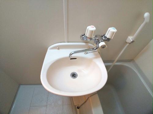 洗面設備　鏡を備え　準備のしやすい洗面台