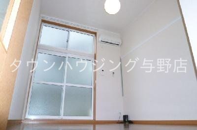 居室・リビング　1Fフローリング、2Fジュータン敷き