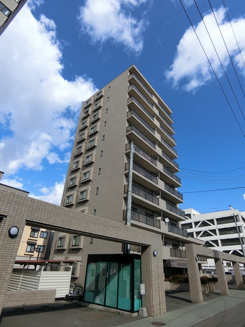 ローヤルハイツ南9条I号館の建物外観