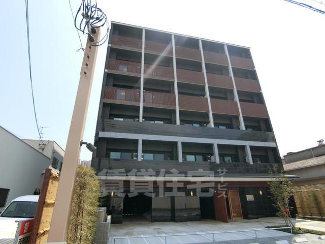 【京都市南区上鳥羽苗代町のマンションの建物外観】