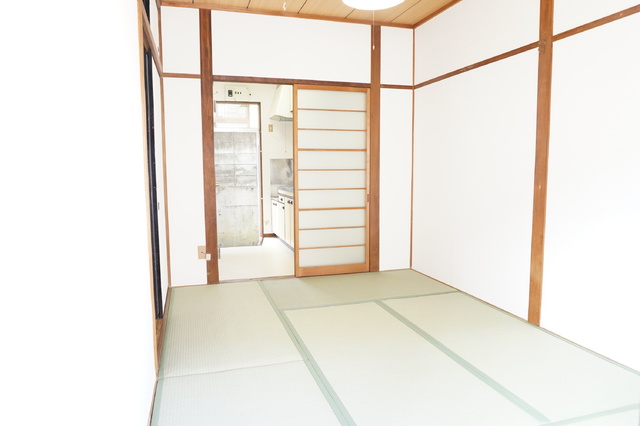 居室・リビング　明るい和室６帖