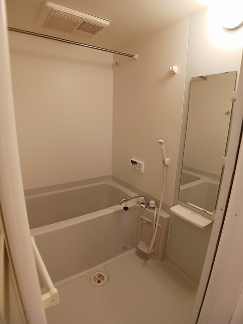 バス・シャワールーム　落ち着いた空間のお風呂です