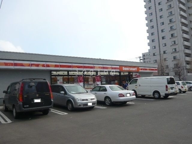 【札幌市白石区菊水七条のアパートのコンビニ】