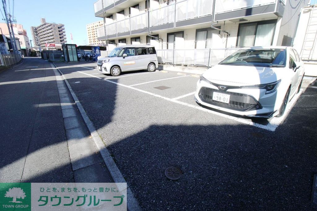 【坂戸市本町のマンションの駐車場】