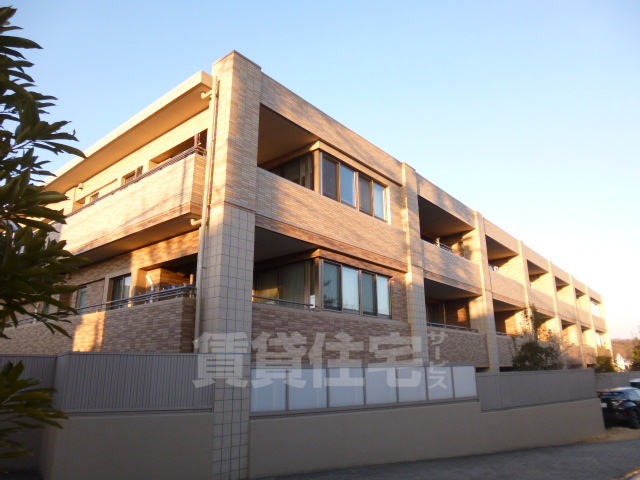 ライオンズヒルズ高峯　参番館の建物外観