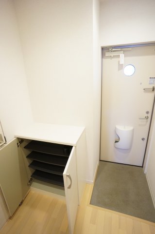 玄関　玄関前の空間もすっきりしてますね