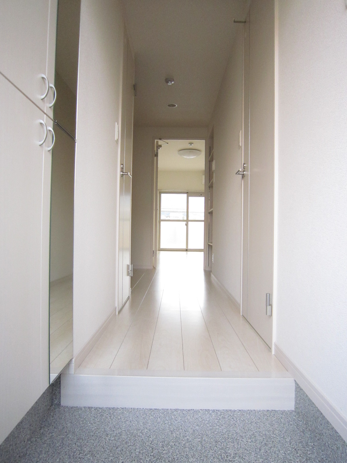 玄関　同タイプの参考写真です。