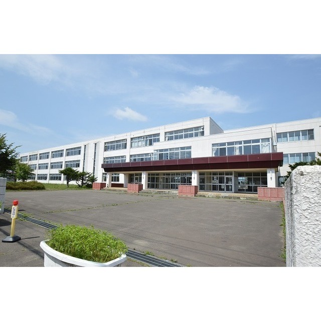 中学校　鳥取西中学校（中学校）まで850m