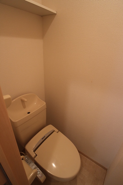 トイレ　落ち着いた色調のトイレです