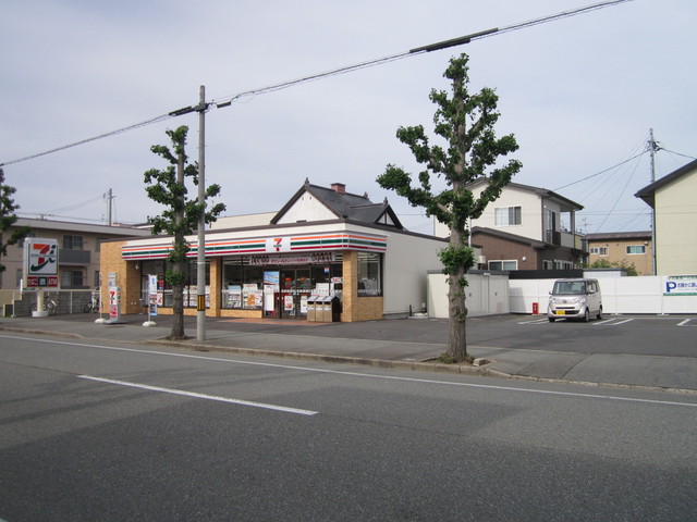 コンビニ　セブンイレブン秋田明田店（コンビニ）まで738m