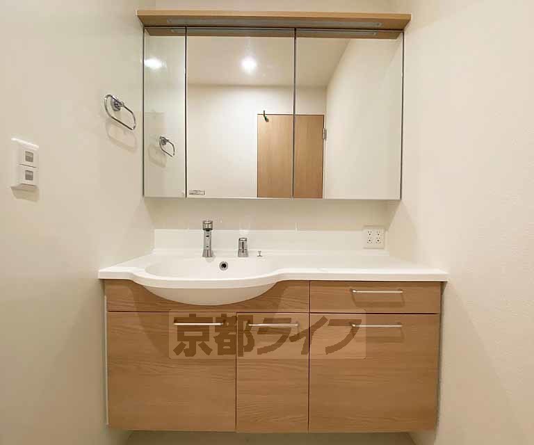 洗面設備　収納性の高い洗面所です。