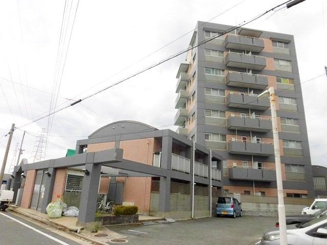建物外観　RC造の重厚な８階建てマンションです。