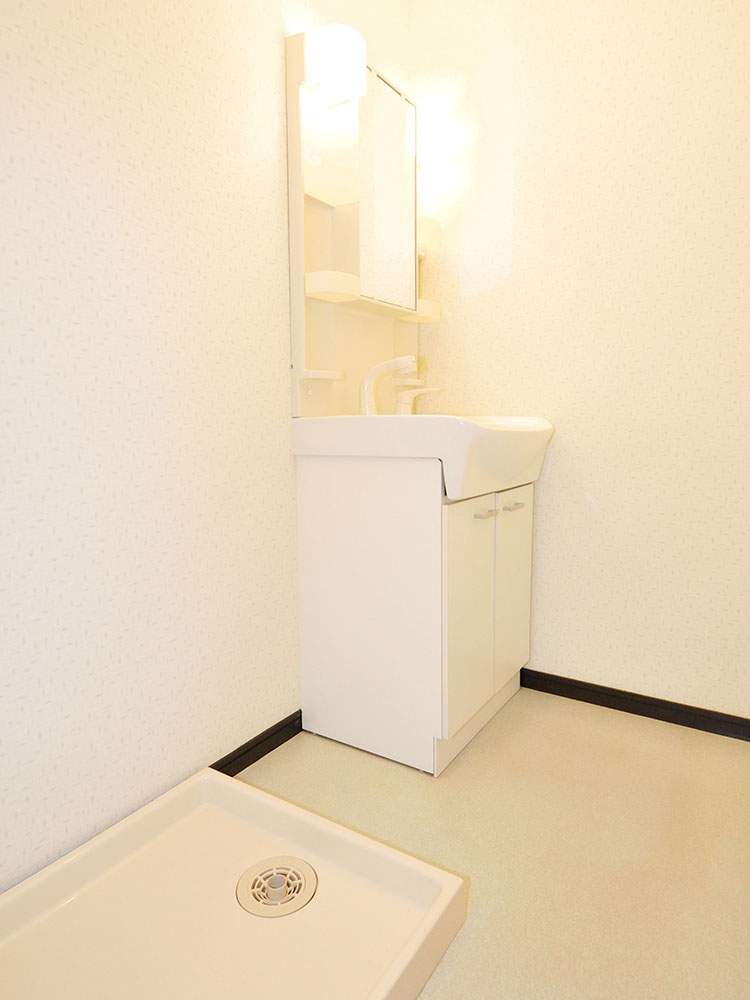 洗面設備　洗面脱衣室。　横に室内洗濯機置場があります