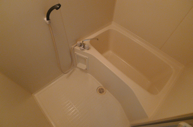 バス・シャワールーム　白色で明るいお風呂